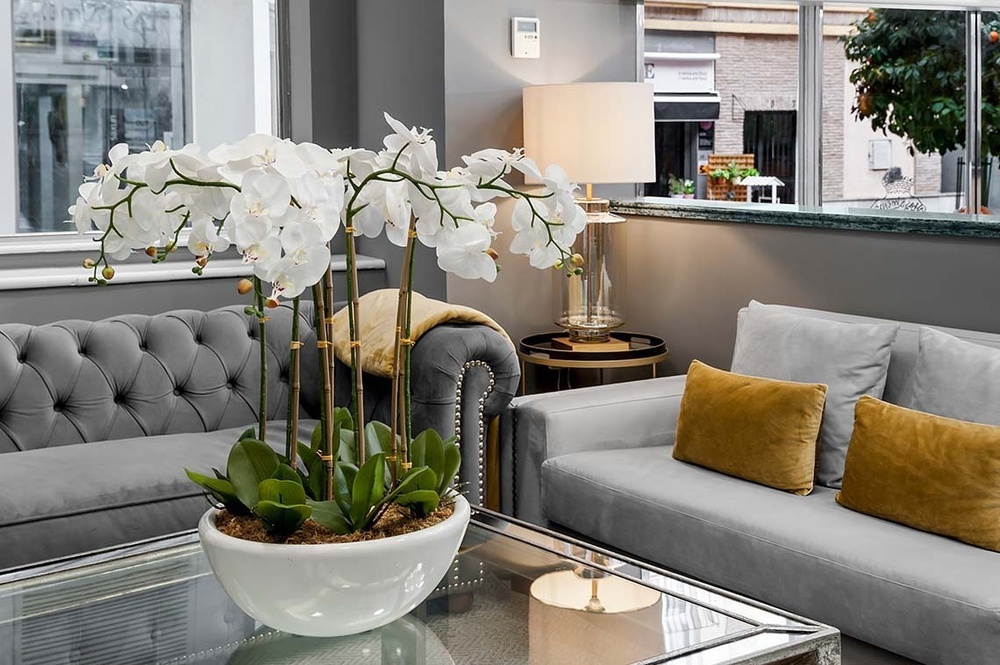 una sala de estar con un sofá gris y una mesa de café