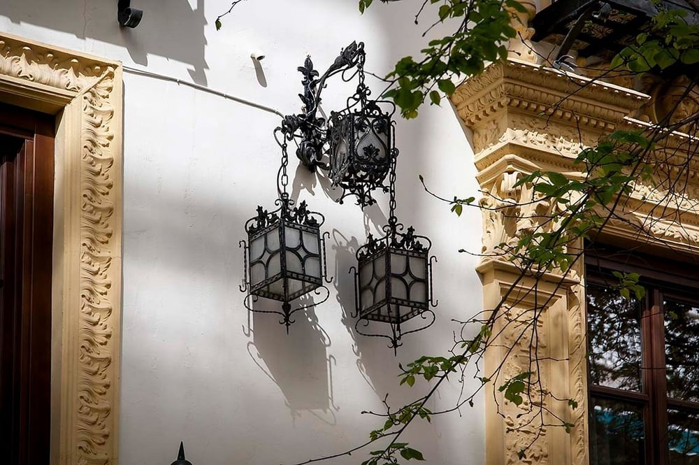 dos linternas colgando de una pared blanca