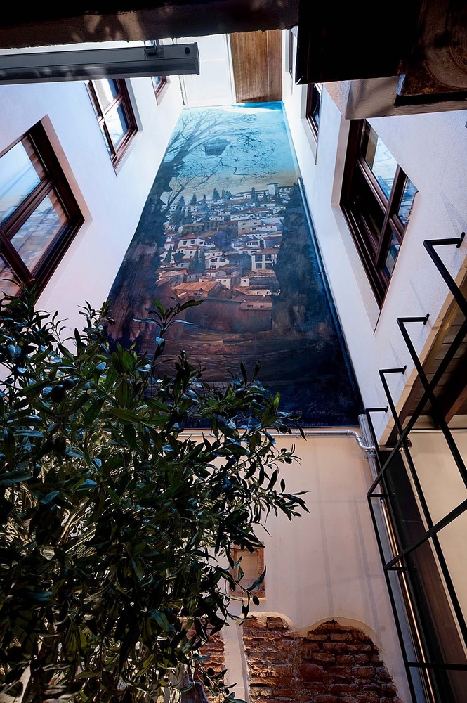 una pintura de una ciudad en el techo de un edificio