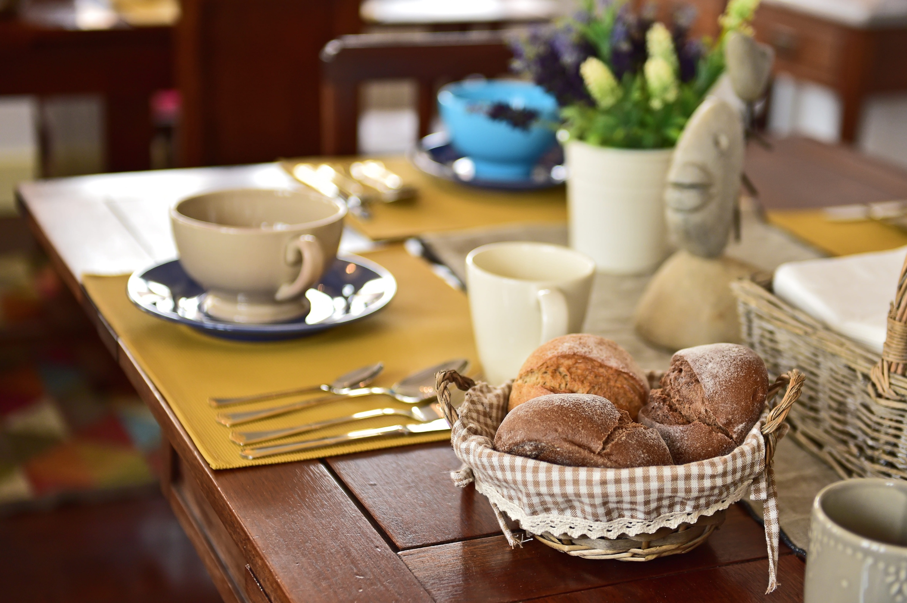 uma cesta de pão está sobre uma mesa de madeira