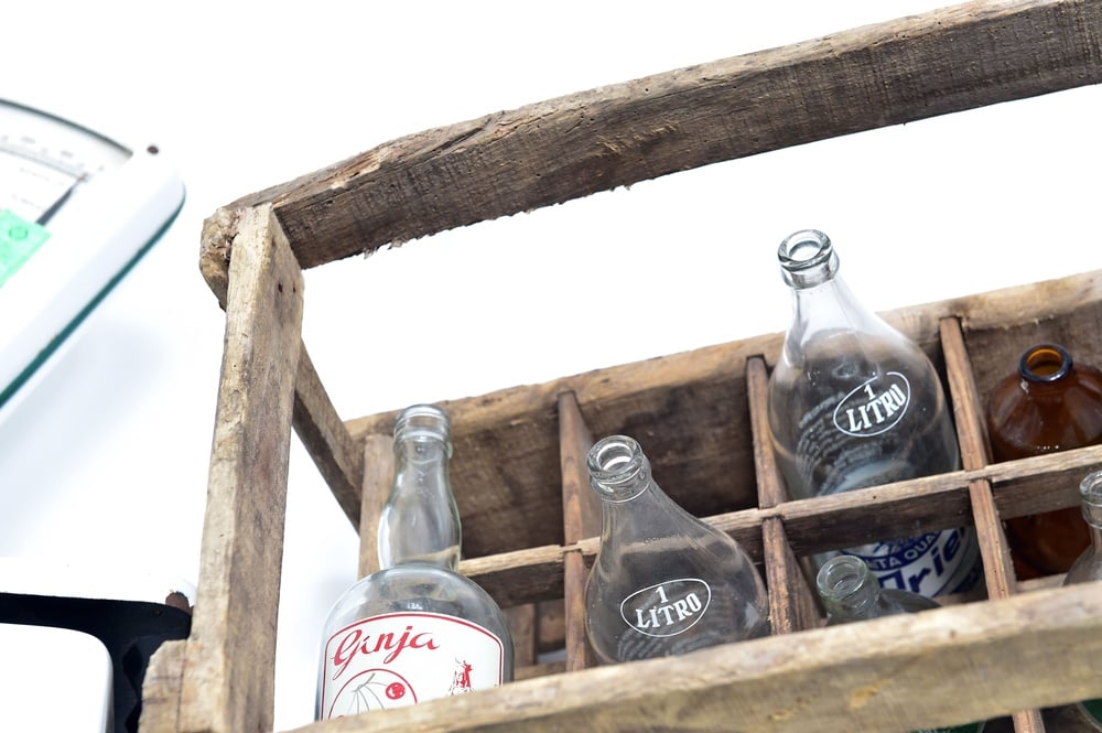 uma garrafa de ginja está em uma caixa de madeira