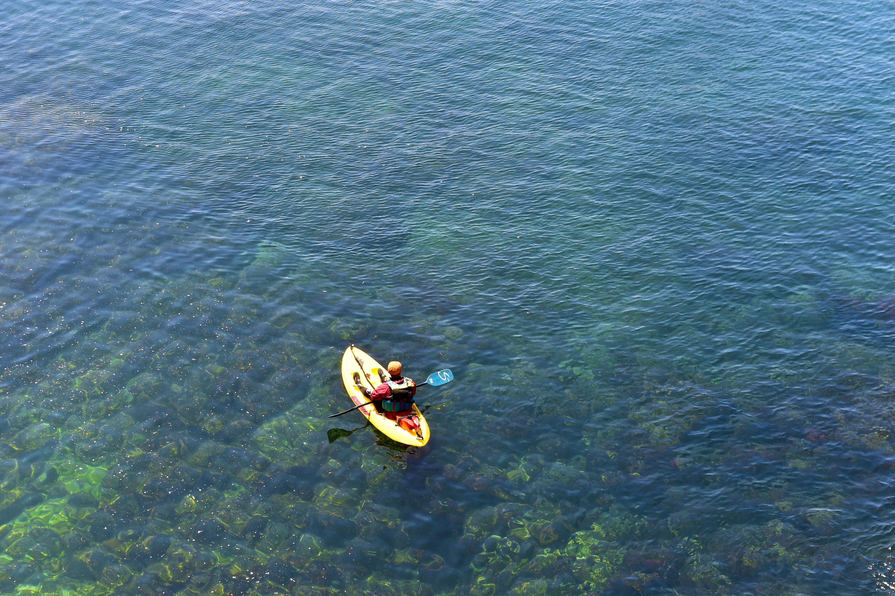 uma casa rosa com um telhado vermelho está na esquina de uma rua