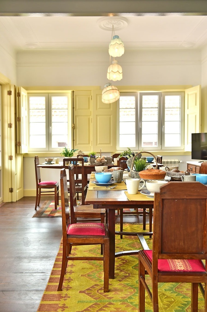 uma sala de jantar cheia de mesas e cadeiras