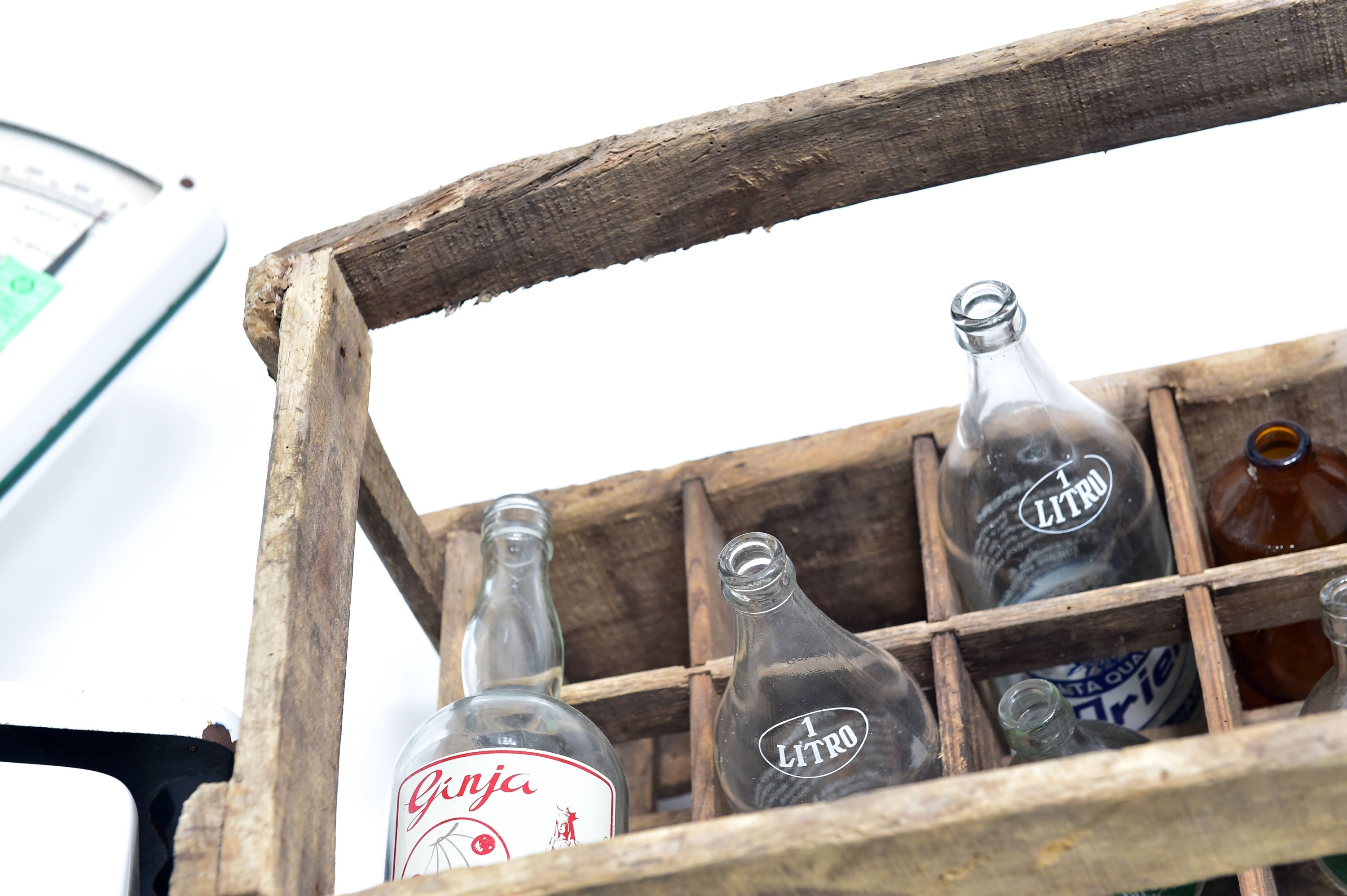 uma casa rosa com um telhado vermelho está na esquina de uma rua