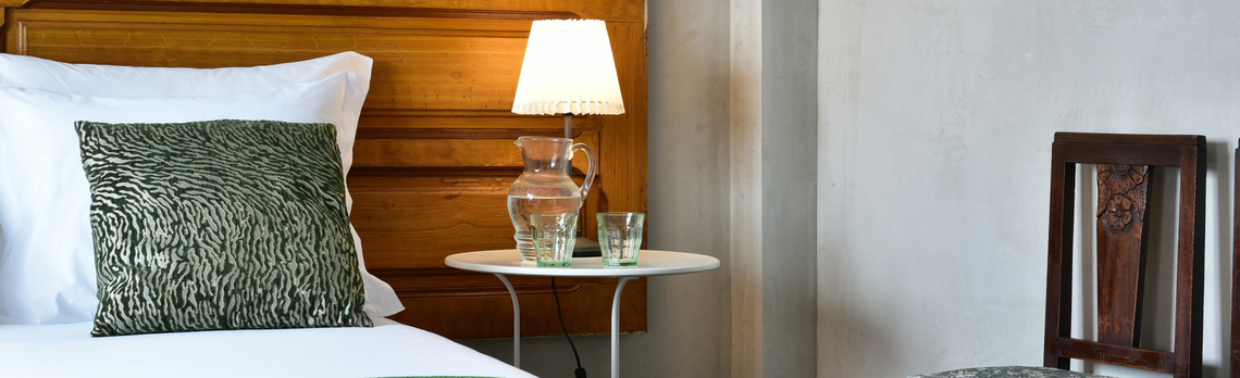 um quarto com cama , mesa e cadeira