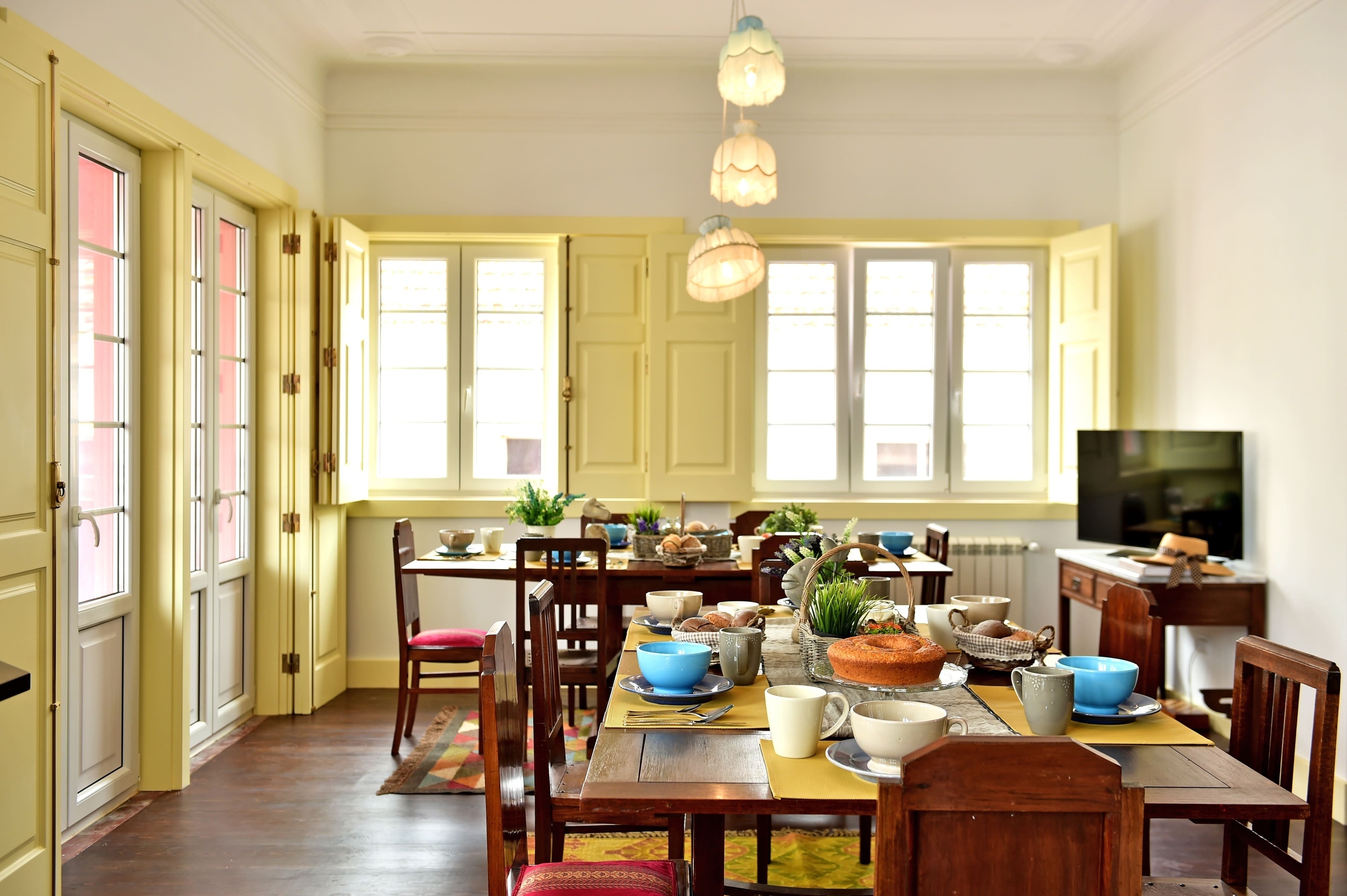 uma sala de jantar com muitas mesas e cadeiras