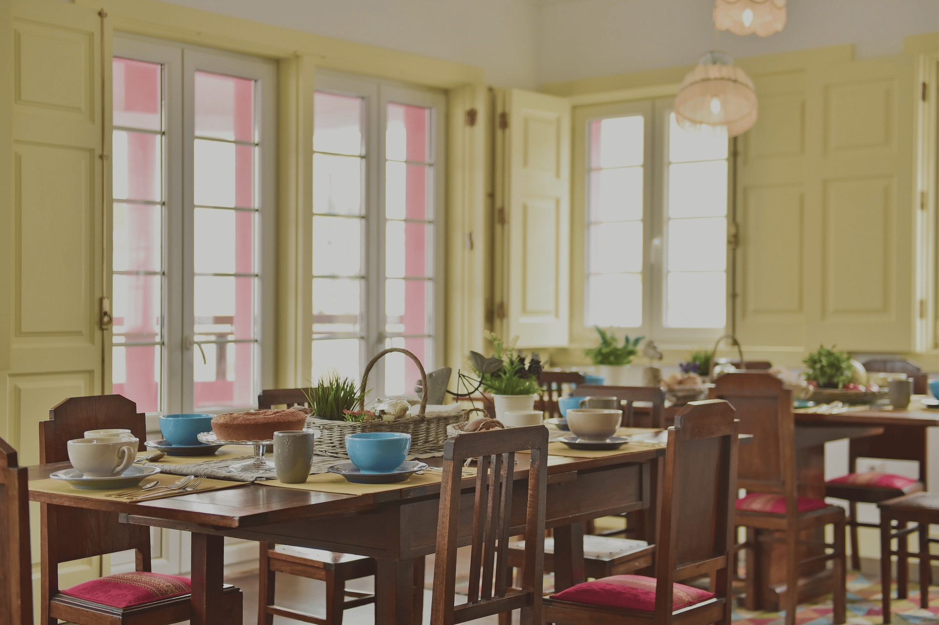 uma sala de jantar com muitas mesas e cadeiras