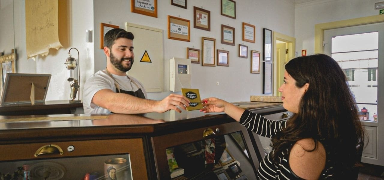 um homem e uma mulher estão na recepção de um restaurante