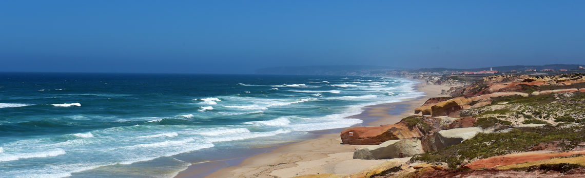 ondas quebrando na praia em um dia ensolarado