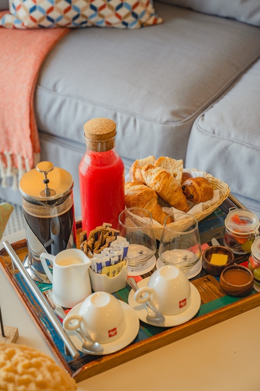 una bandeja de desayuno con tazas de café illy