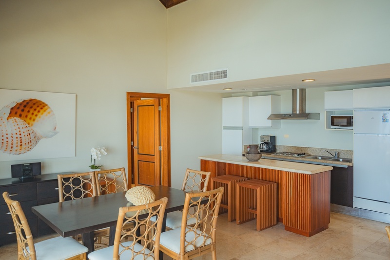 una cocina con una mesa y sillas y un refrigerador