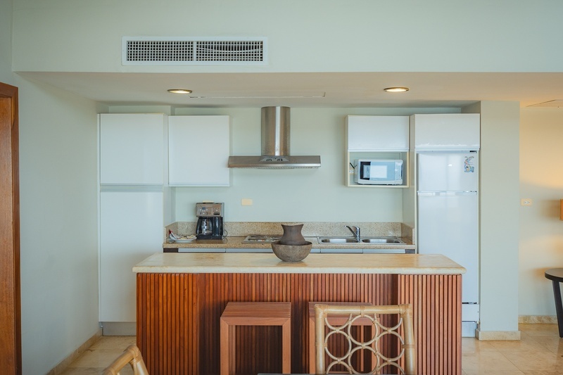 una cocina con electrodomésticos blancos y un refrigerador blanco