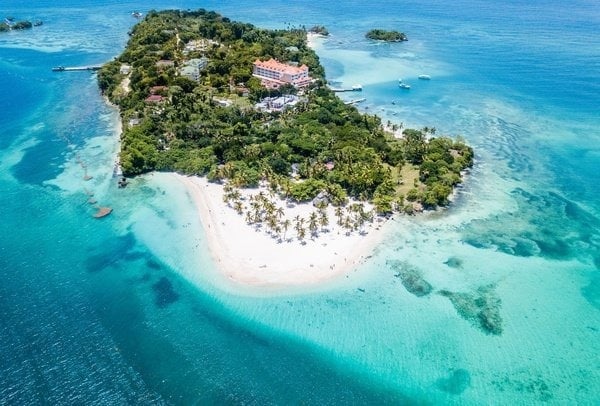 una vista aérea de una pequeña isla en medio del océano