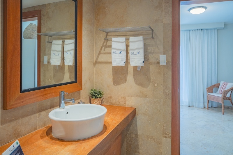 un lavabo y un espejo en un baño de hotel