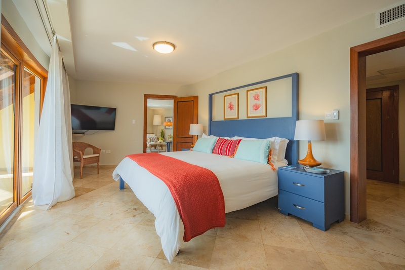 un dormitorio con una cama king size y una televisión
