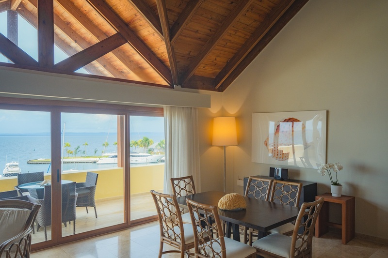 una mesa y sillas en una habitación con vistas al océano