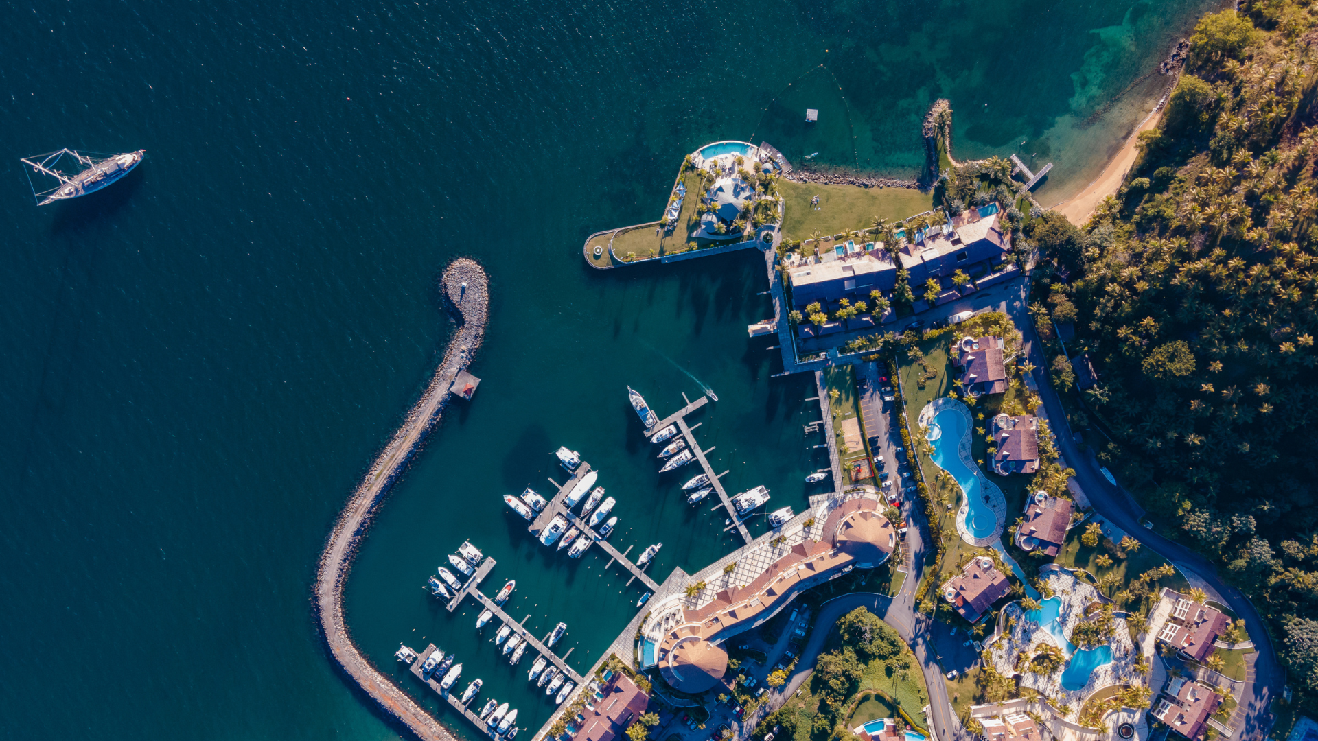 dos sillas y una mesa en un balcón con vista al océano
