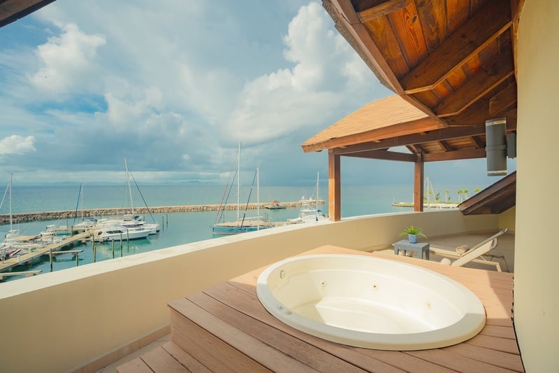 un jacuzzi en un balcón con vistas al océano