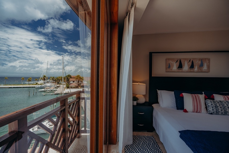 una habitación con una cama y una ventana con vistas al océano