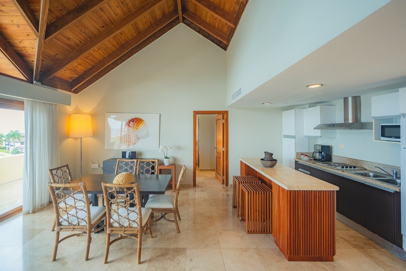 una cocina con una mesa y sillas y un techo de madera