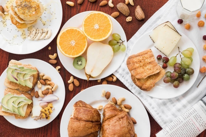 una variedad de platos de comida están sobre una mesa