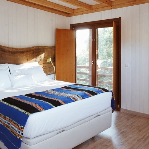 una habitación con una cama y una puerta abierta