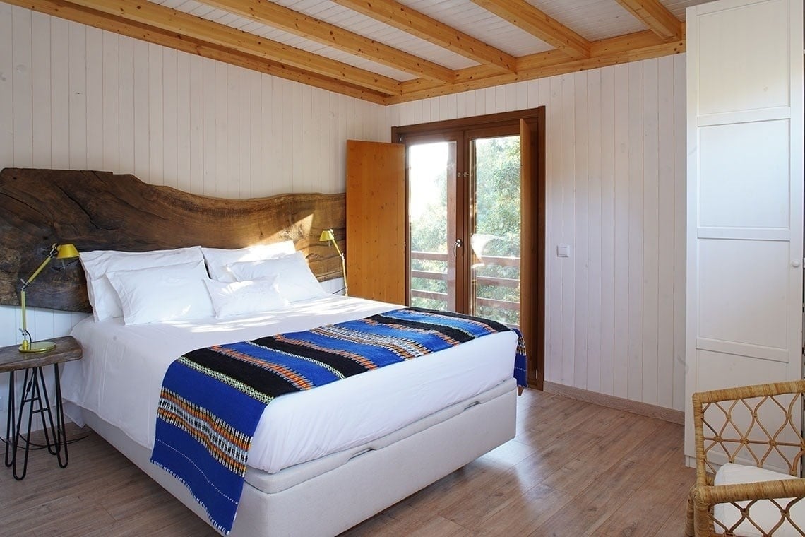 uma varanda de madeira com mesa e cadeiras e um tubarão pendurado no teto .