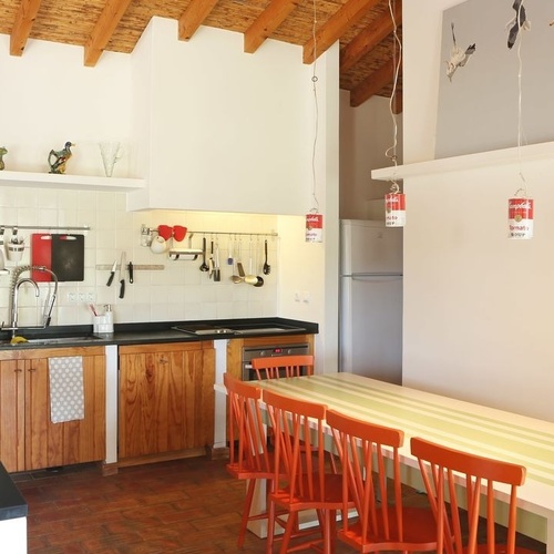 una cocina con una mesa y sillas rojas