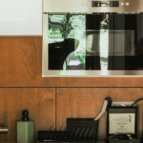 una cocina con un fregadero y un microondas