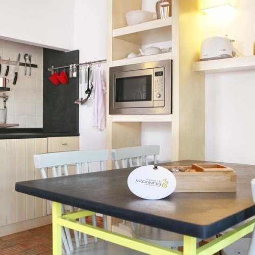 una cocina con una mesa y sillas y una etiqueta que dice veganismo