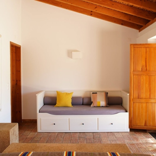 una habitación con un sofá y una puerta abierta