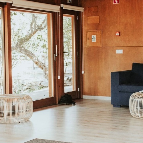 una sala de estar con un sofá y dos mesas de mimbre