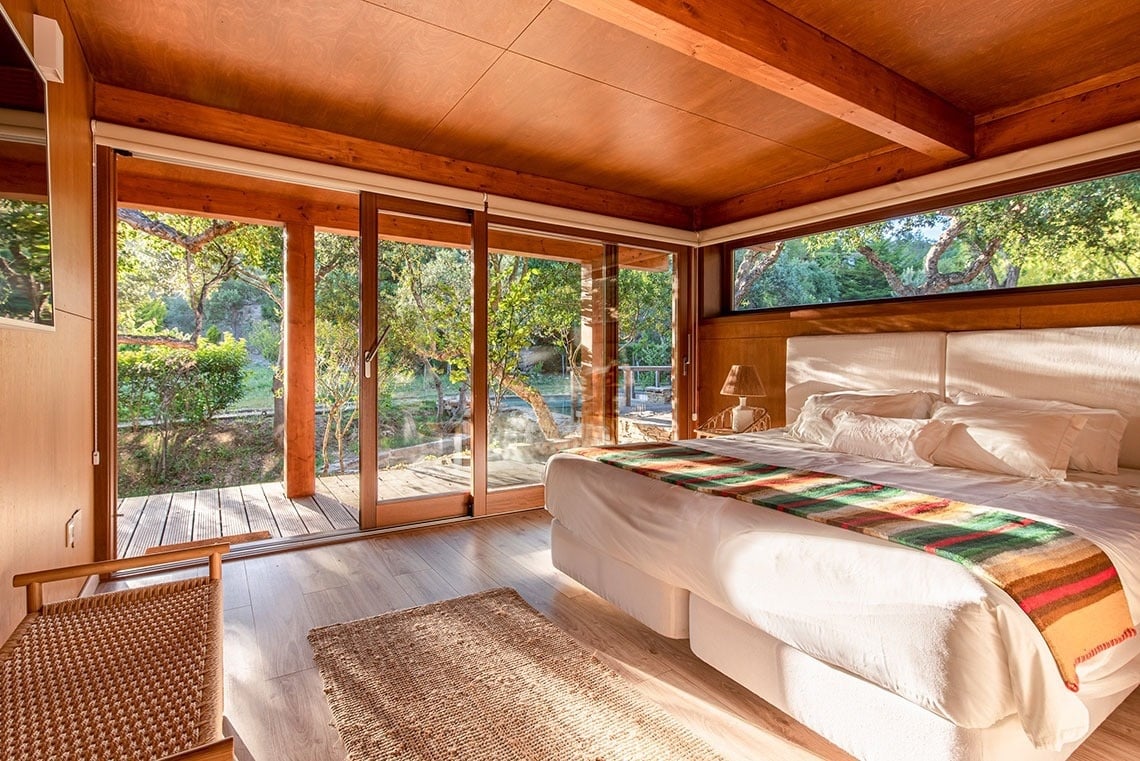 um quarto com duas camas e uma janela .