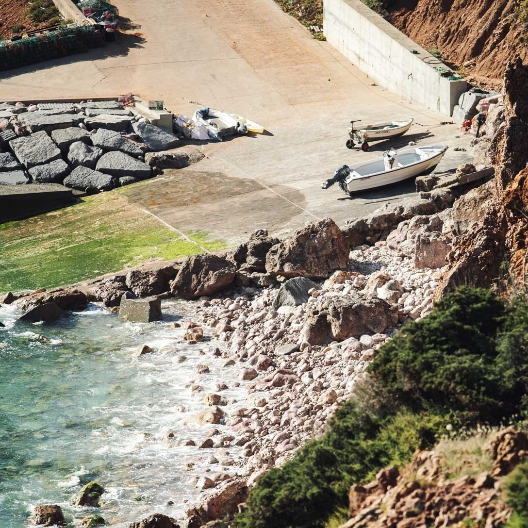 uma praia de areia com ondas e rochas