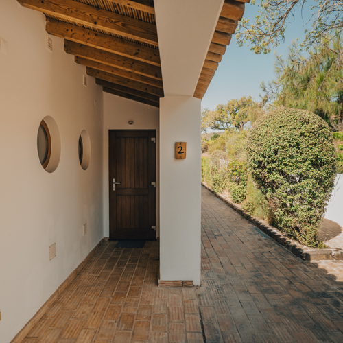 uma porta de madeira com o número 2 na parede