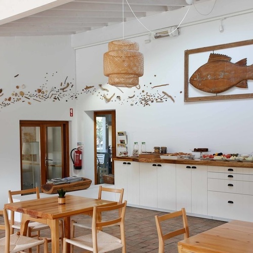 una cocina con mesas y sillas y un pez en la pared