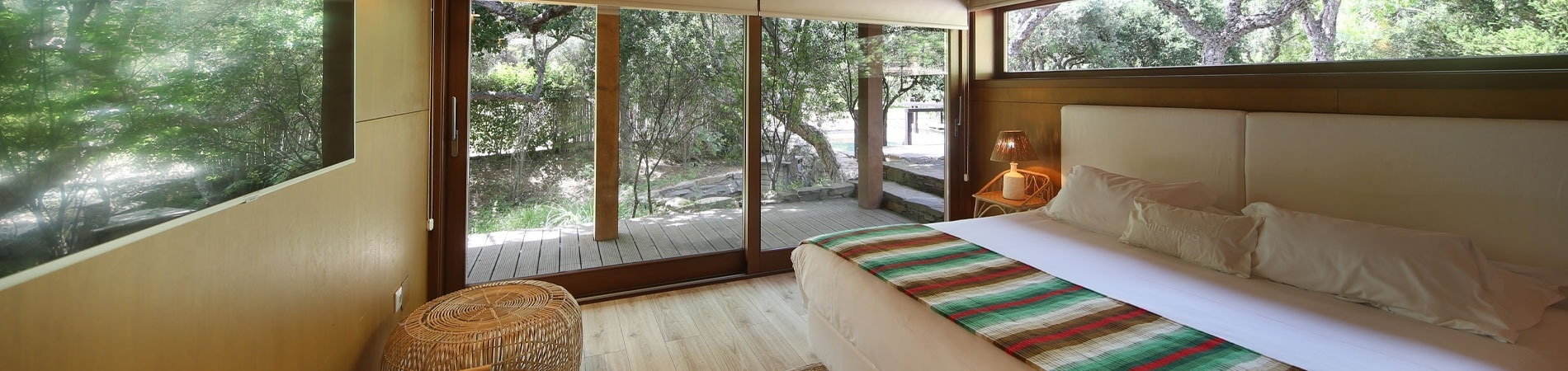 um quarto com uma cama e uma grande janela