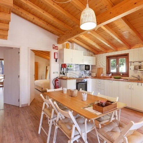 una cocina con una mesa y sillas y un extintor en la pared