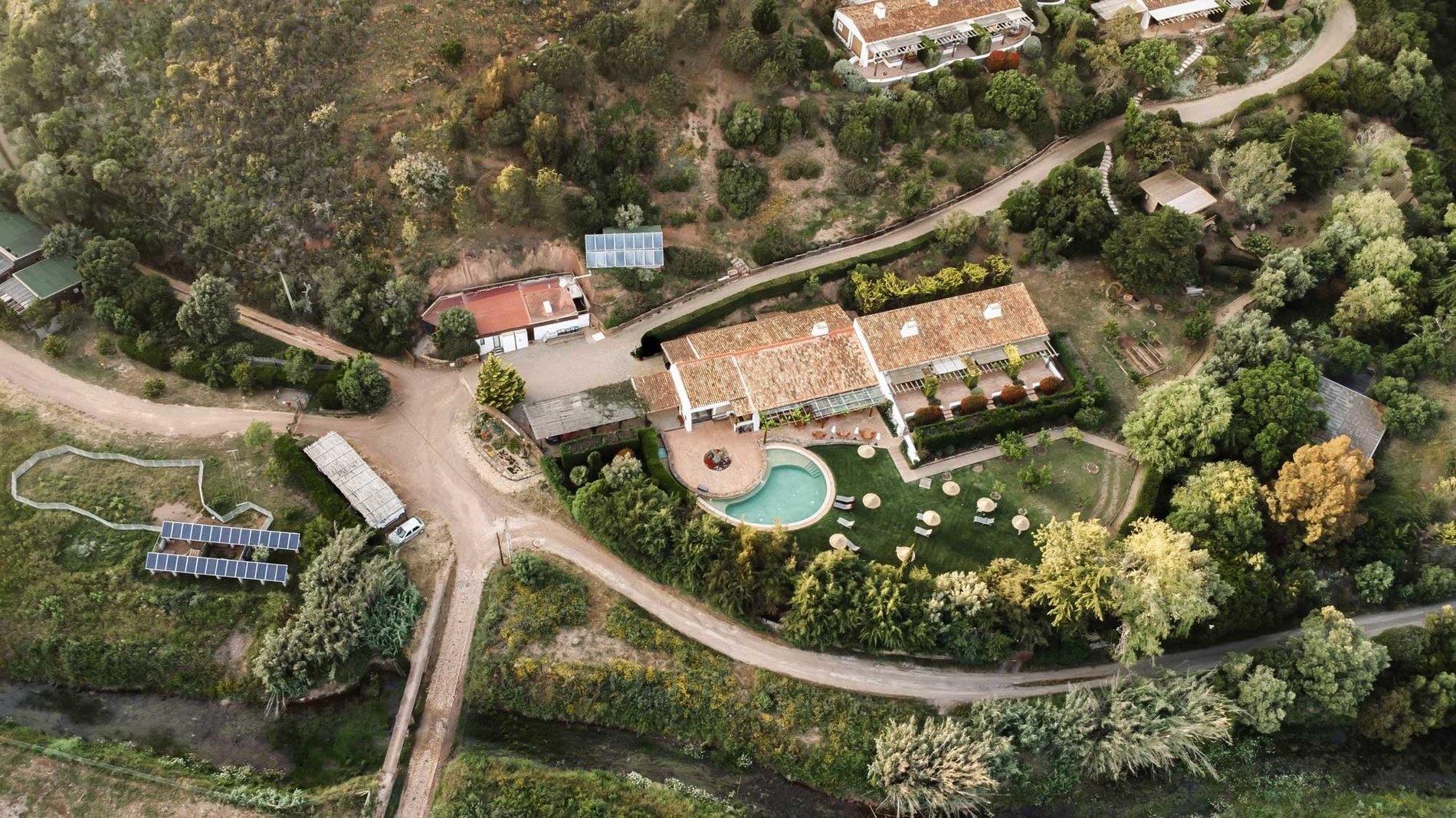 uma vista aérea de uma área residencial cercada por árvores