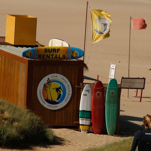 una tienda de alquiler de tablas de surf en la playa