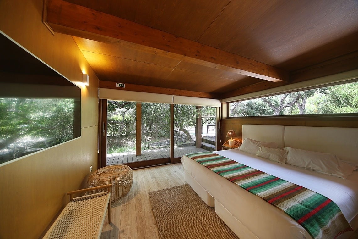 um quarto com duas camas e uma janela .