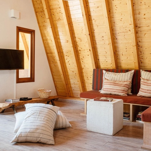 una sala de estar con muebles de madera y una televisión