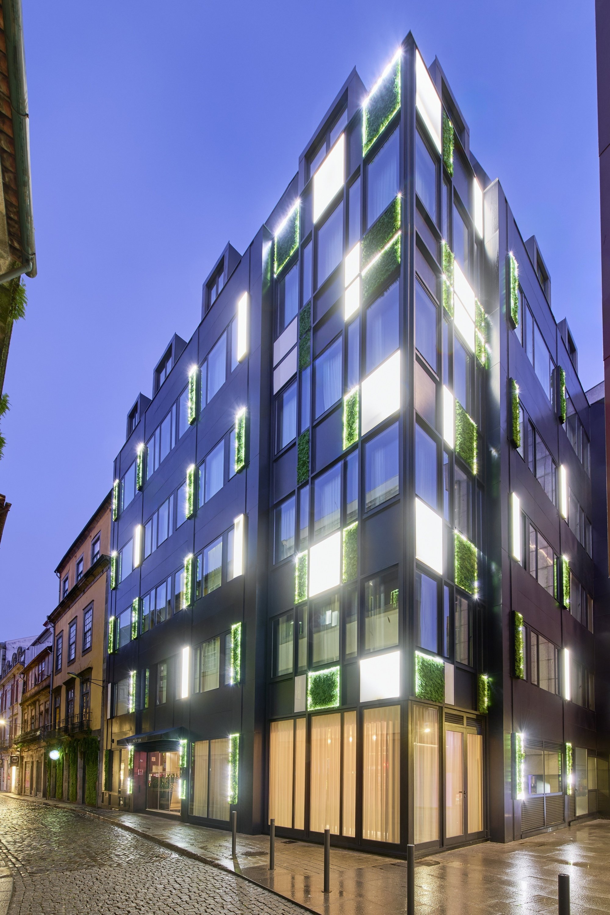 un edificio con muchas ventanas está iluminado por la noche