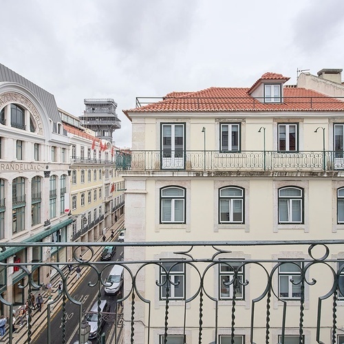 un gran edificio blanco con la palabra grande en la parte superior