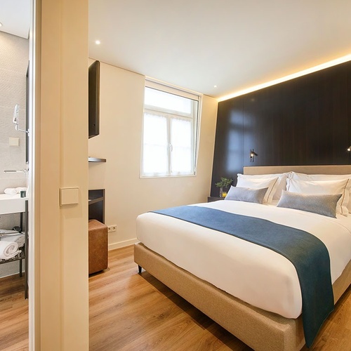 um quarto de hotel com uma cama e uma pia