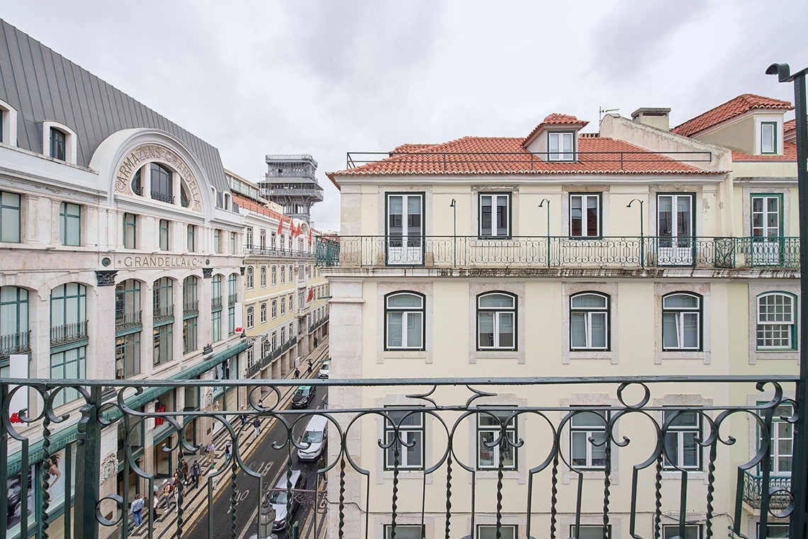 a grande loja está ao lado de um prédio branco