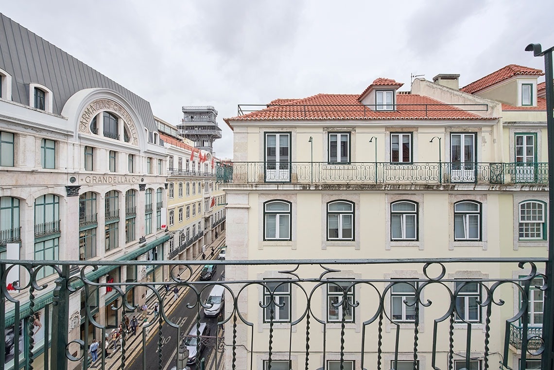 un gran edificio blanco con la palabra grande en la parte superior