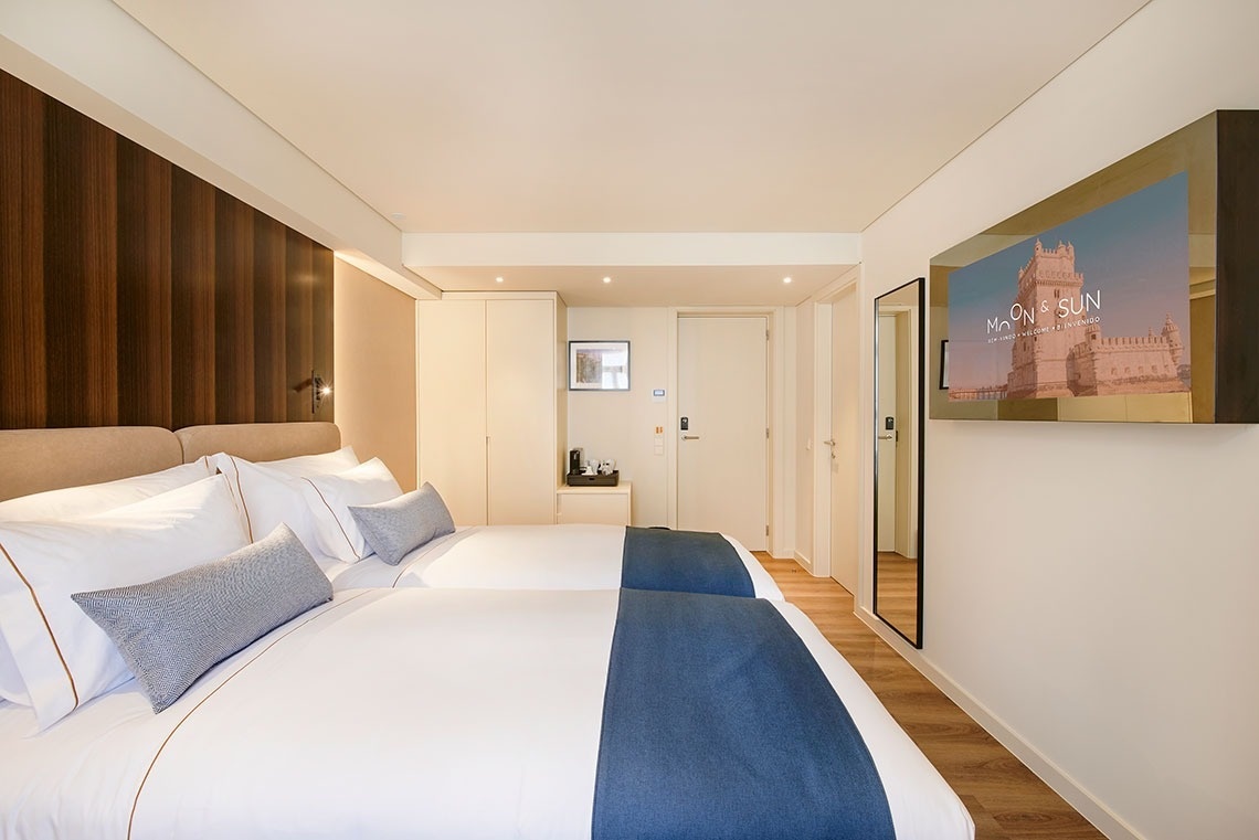 una habitación de hotel con dos camas y una televisión que dice no hay sol