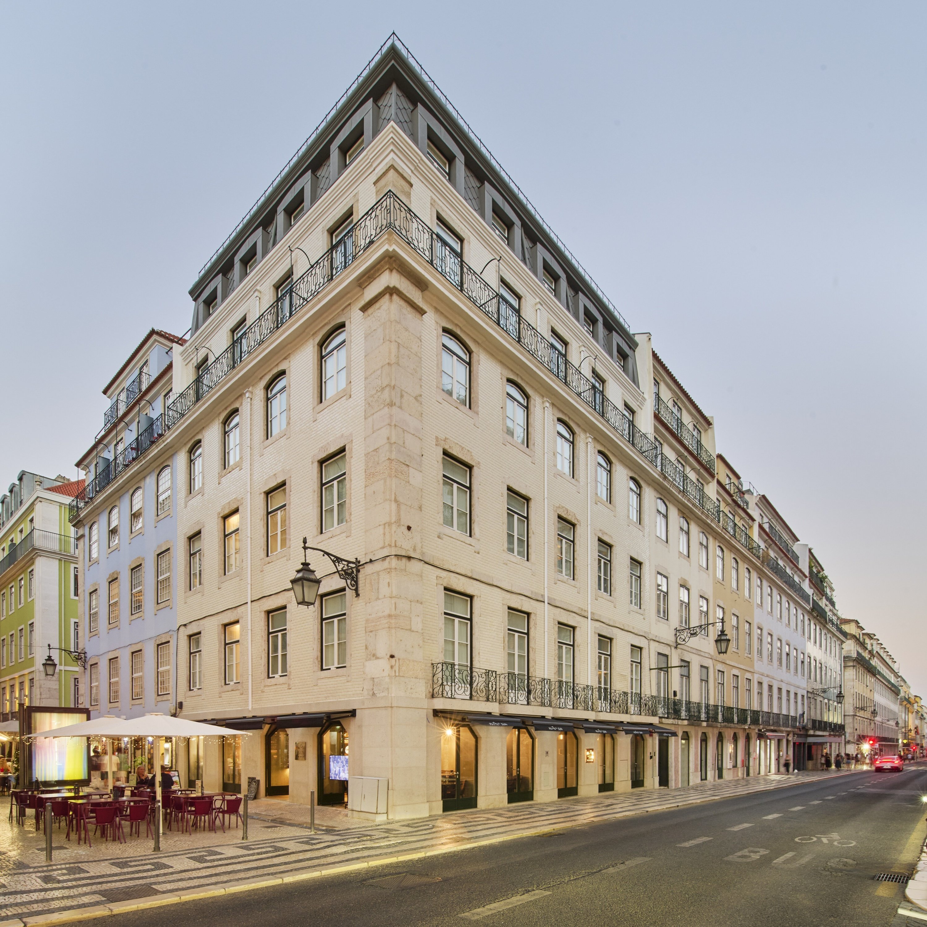 un gran edificio con un restaurante en el primer piso