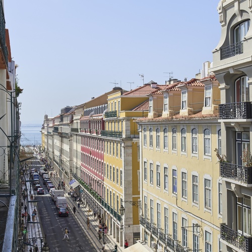 una vista aérea de una calle con edificios amarillos y rojos